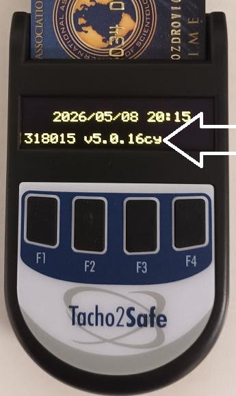 Ezt fogod látni a  kijelzőn, ha a legújabb frissítéssel rendelkezel (v5.0.16cy)A fehér nyíl mutatja a verziószámot.